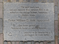 905823 Afbeelding van een gedenksteen voor Dirkje (William D.) Kuik, in het plaveisel van de Paulusbrug over de ...